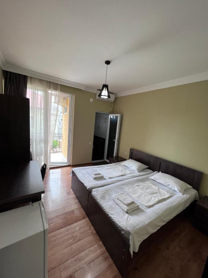 Guest House Madonna Kobuleti Exterior foto