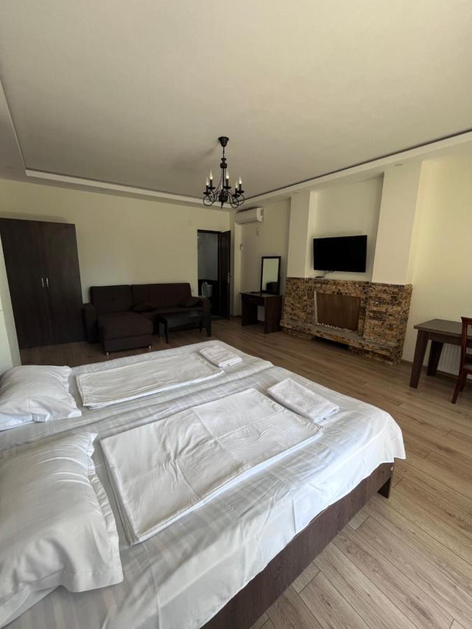 Guest House Madonna Kobuleti Exterior foto