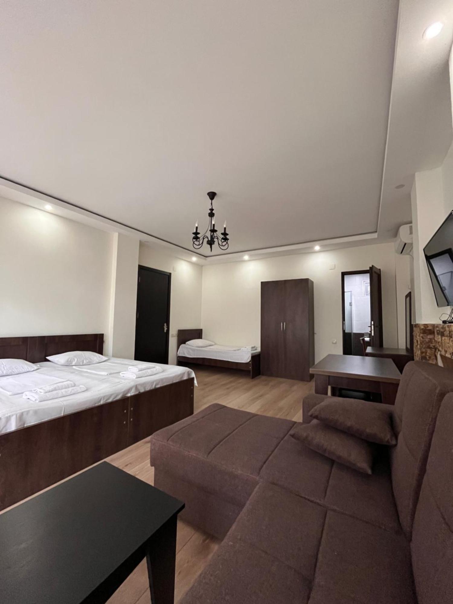 Guest House Madonna Kobuleti Exterior foto